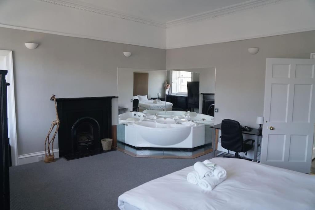 Prime Edinburgh City Centre - 4 Bed Penthouse المظهر الخارجي الصورة