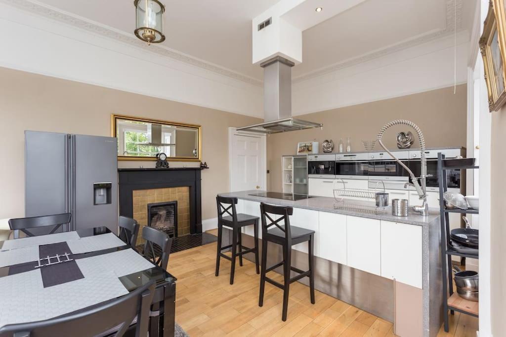 Prime Edinburgh City Centre - 4 Bed Penthouse المظهر الخارجي الصورة
