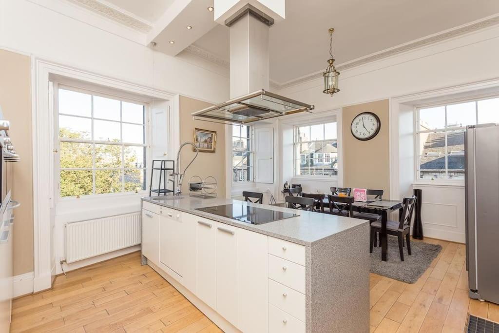 Prime Edinburgh City Centre - 4 Bed Penthouse المظهر الخارجي الصورة